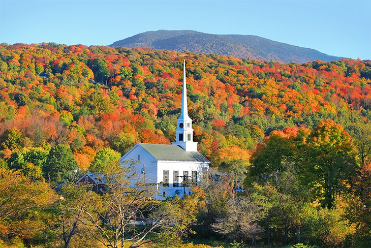 佛蒙特州斯托社区教堂和秋天的树叶