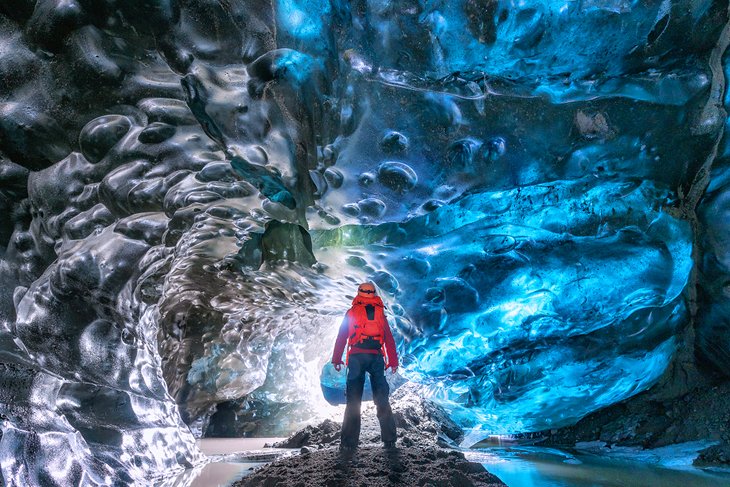 冰岛Vatnajokull冰洞中的徒步旅行者
