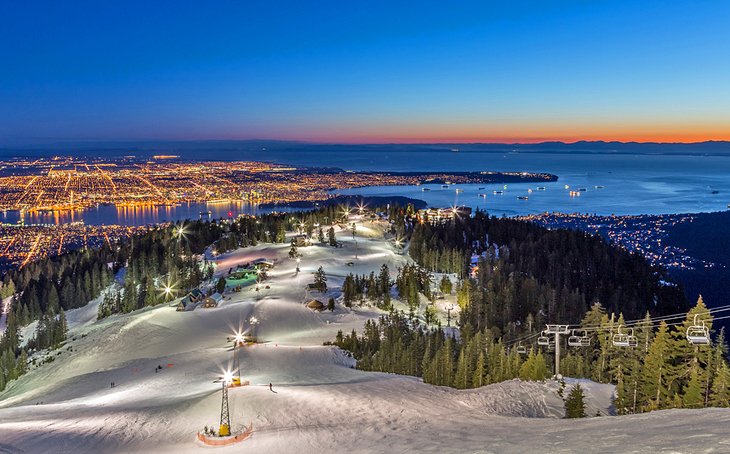 黄昏在松鸡山滑雪胜地俯瞰温哥华