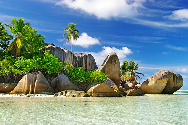 花岗岩巨石在海滩上拉迪戈,塞舌尔