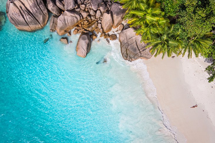 鸟瞰图的原始海滩在塞舌尔群岛