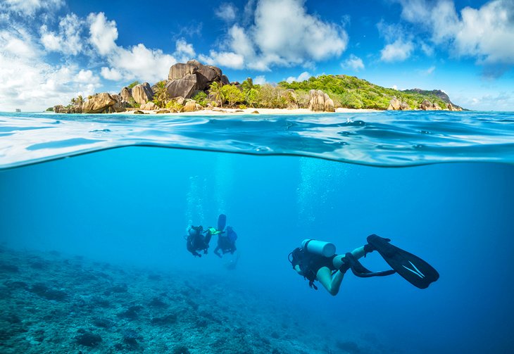 潜水员在塞舌尔群岛