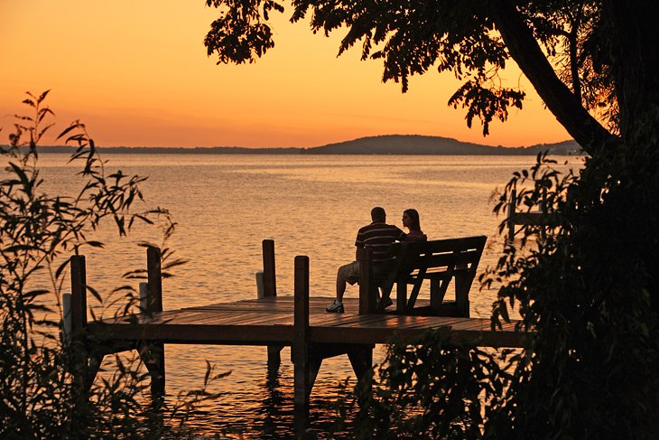 一对夫妇在绿湖上欣赏日落