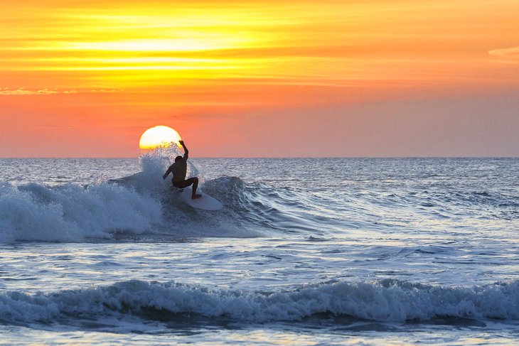 日落时分的库塔海滩冲浪者