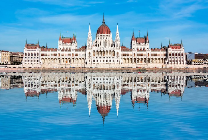 匈牙利国会大厦反映在多瑙河