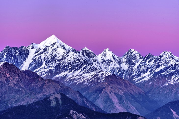 印度北阿坎德邦的喜马拉雅山峰被白雪覆盖