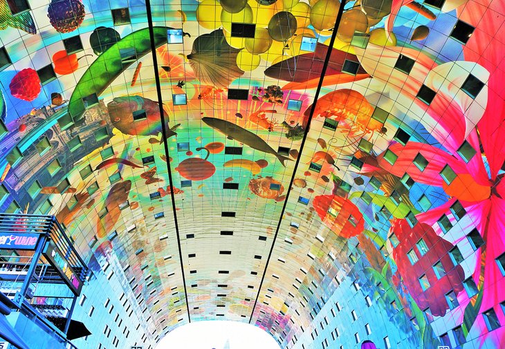 五彩缤纷的画在鹿特丹市场大厅拱形天花板
