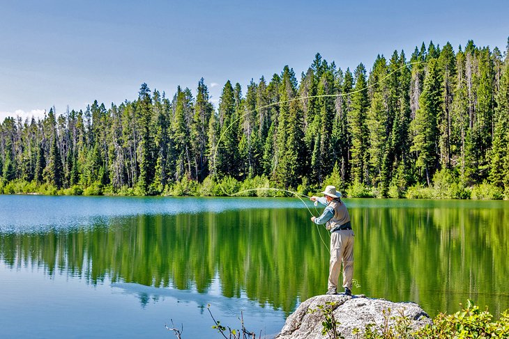 在大提顿国家公园的珍妮湖，钓鱼的人在试着碰运气