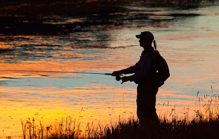 黄石国家公园附近日落时分的钓鱼飞人