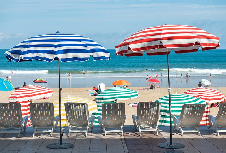 比亚里茨海滩上的条纹雨伞