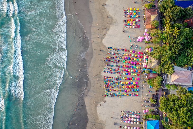 水明漾沙滩上五彩缤纷的雨伞的鸟瞰图
