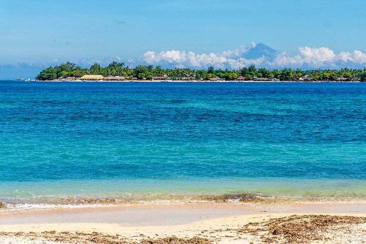 陛下海滩Lombok太润加尼的距离