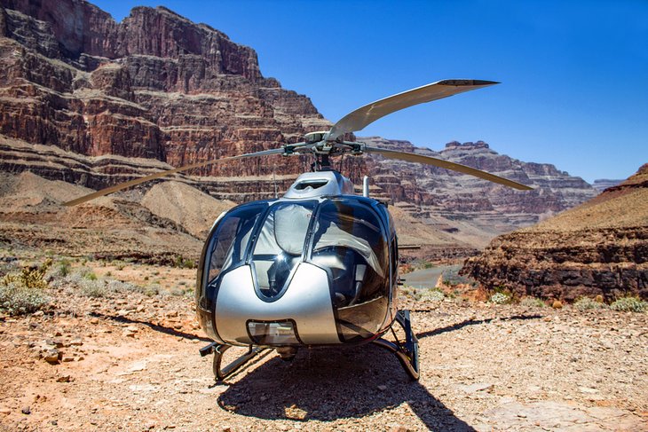 停在大峡谷底部的直升机
