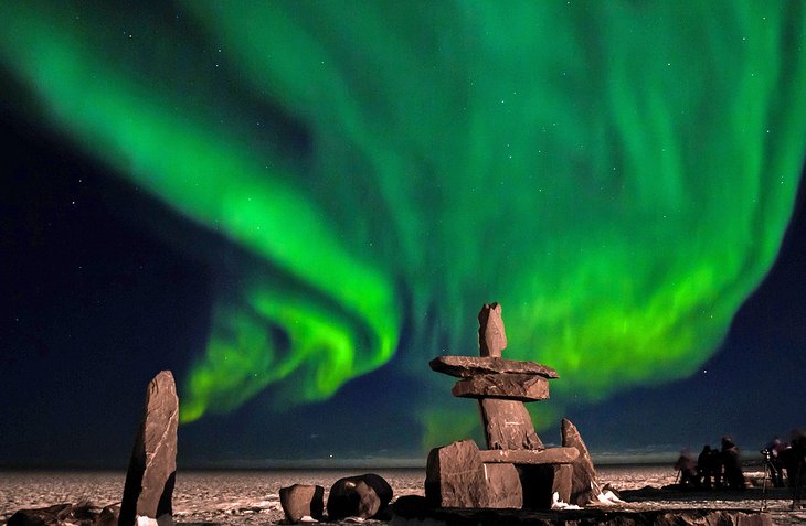 加拿大丘吉尔，因纽特人的石头结构，上面有北极光