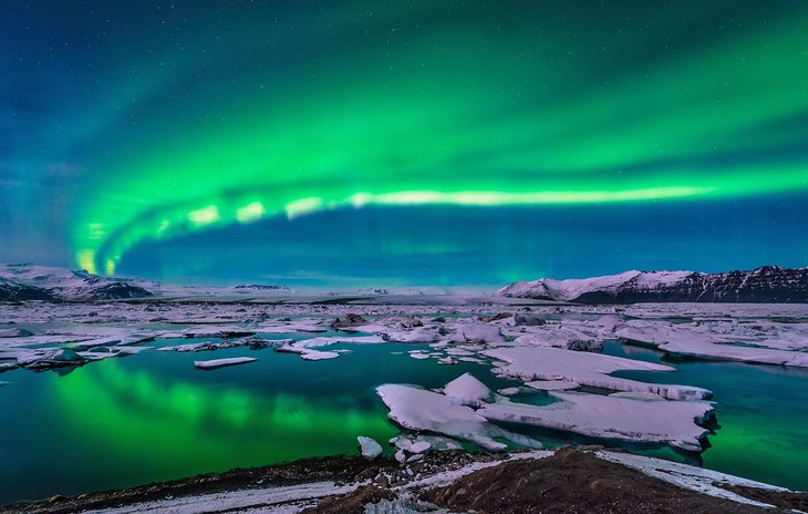 北极光照亮了Jokulsarlon冰湖的天空