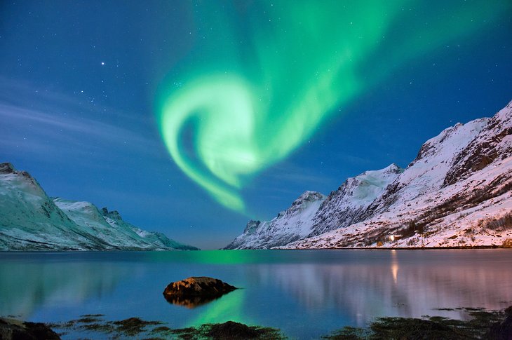 挪威特罗姆瑟美丽的北极光