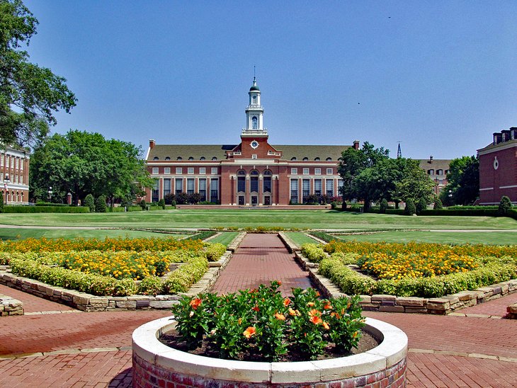 Edmon低图书馆与正式的花园,俄克拉何马州立大学