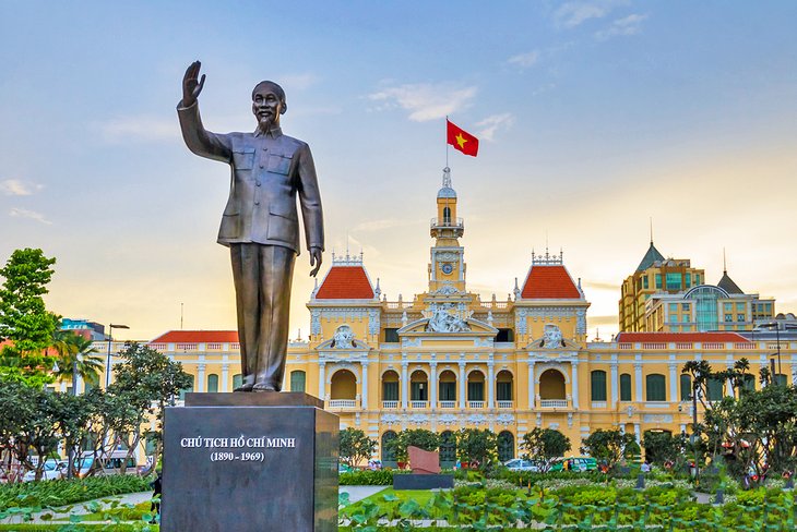 胡志明雕像在市政厅前面
