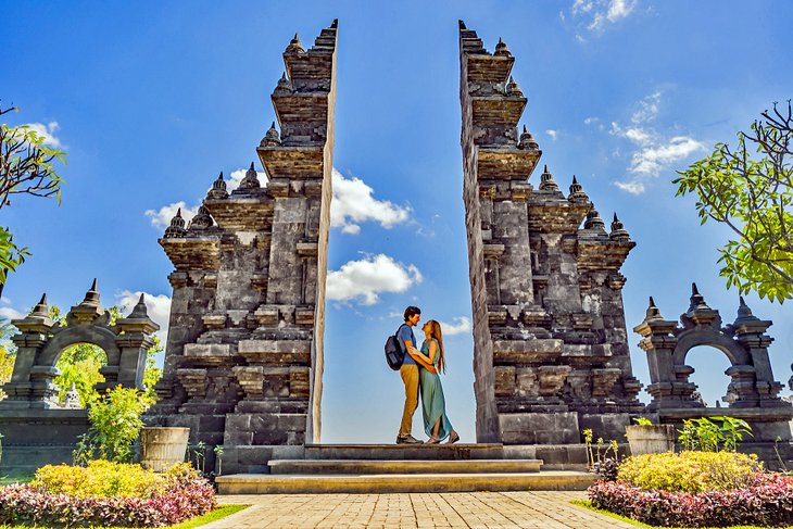 一对在巴厘岛梵天阿罗摩寺的夫妇