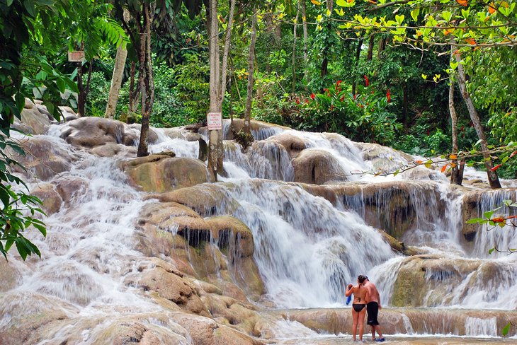一对夫妇在牙买加奥乔里奥斯享受邓恩河瀑布