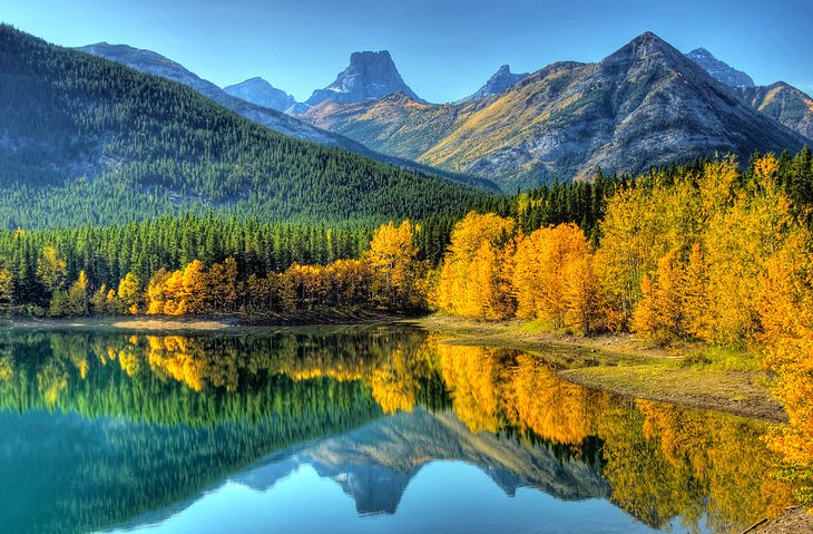 湖和山在秋天,卡纳纳斯基斯做出的国家