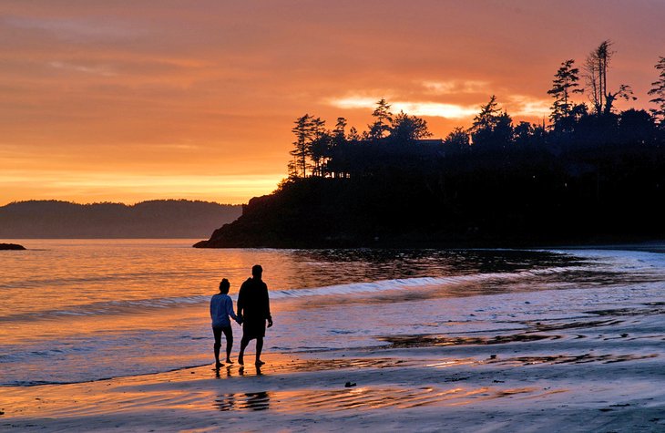 在托夫妇在日落时分在沙滩上漫步,在公元前