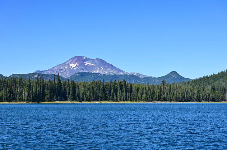 远处的麋鹿湖和南姊妹火山