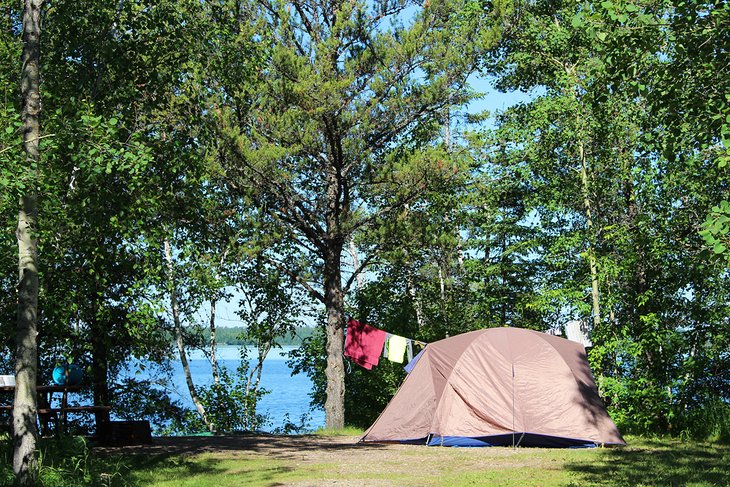 营地在布里尔顿湖，靠近主海滩