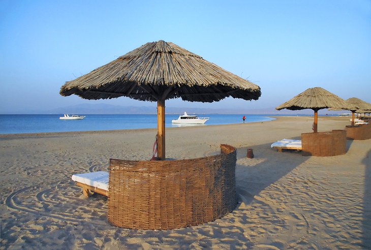 索马湾的日光浴躺椅和雨伞