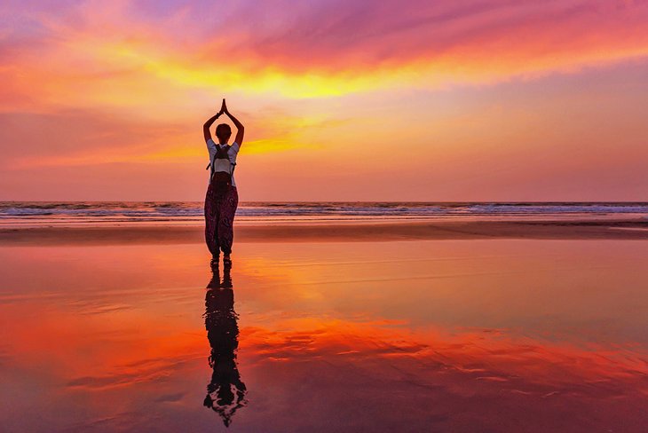 日落瑜伽Arambol海滩上