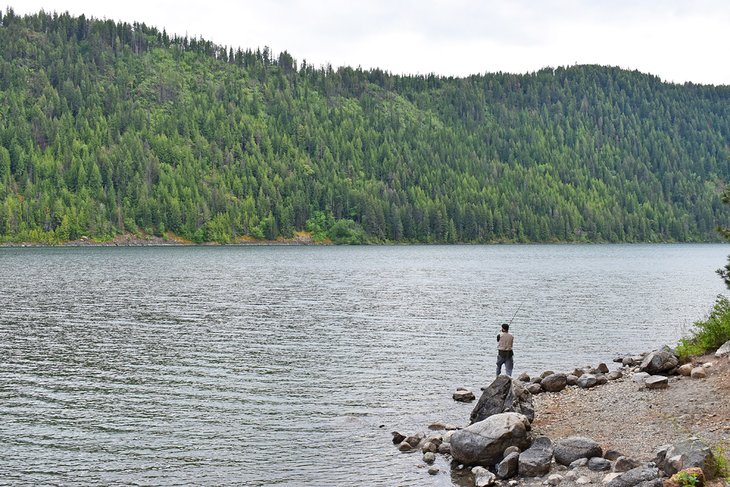 渔夫在庞德雷湖湖,法拉格州立公园
