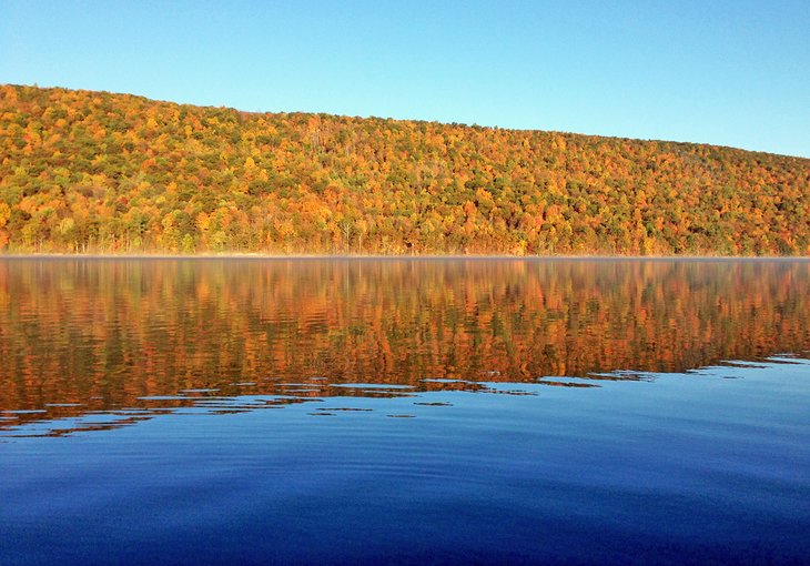 加拿大湖的秋色