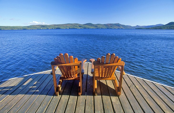 俯瞰纽约乔治湖的阿迪朗达克椅子