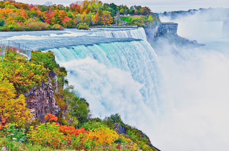 美国尼亚加拉大瀑布在秋天