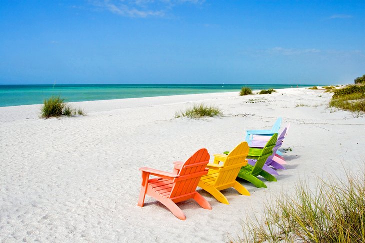 萨尼贝尔岛海滩上的彩色椅子
