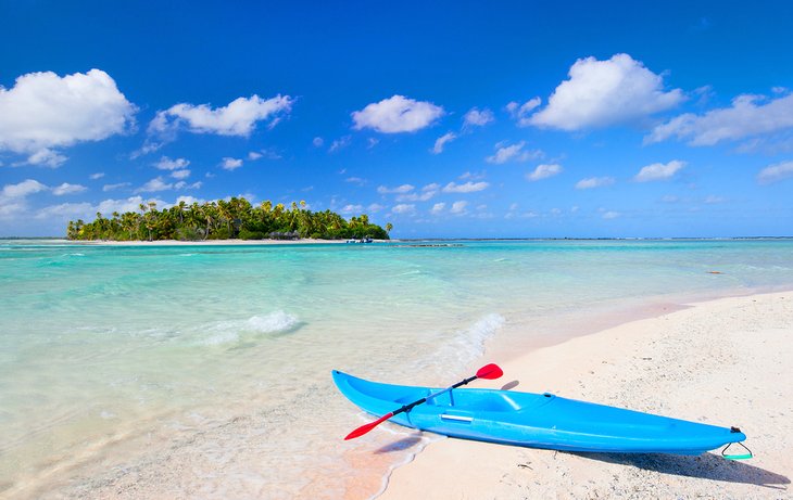 法属波利尼西亚Tikehau粉红色海滩上的皮艇