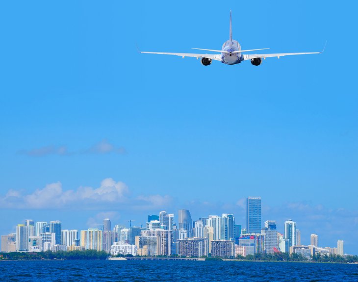 飞机接近迈阿密国际机场