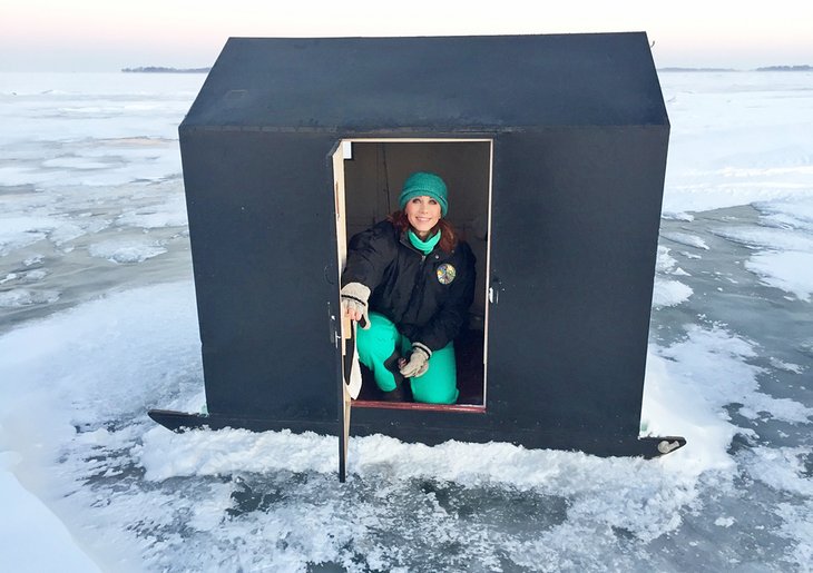 作者在伊利湖冰上钓鱼