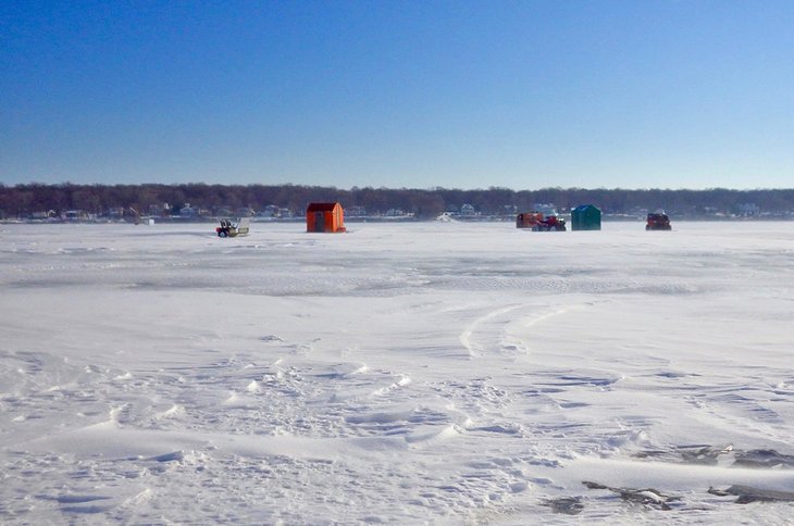 在伊利湖冰上钓鱼船