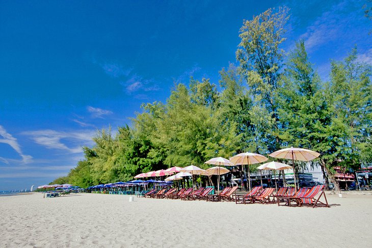 Cha-Am海滩的彩色沙滩椅