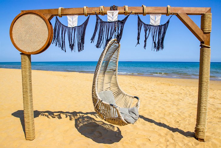 Burç海滩上的吊椅