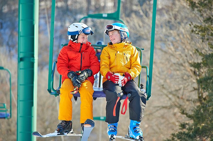 孩子们享受的升降椅骑Afton阿尔卑斯山度假胜地