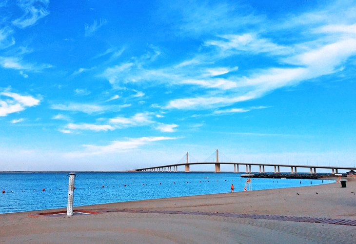 视图的Hudariyat桥Al Bateen海滩