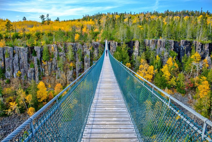 加拿大最长的吊桥在鹰峡谷,雷声湾附近