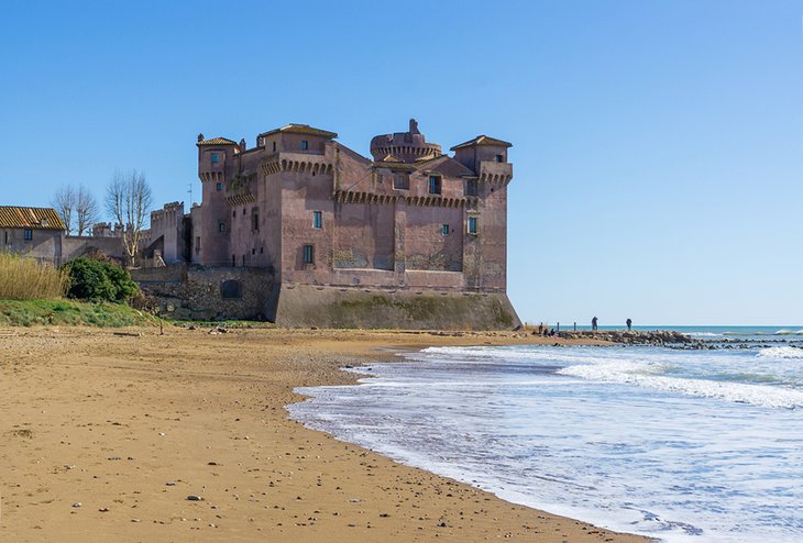 圣塞维拉海滩上的中世纪城堡