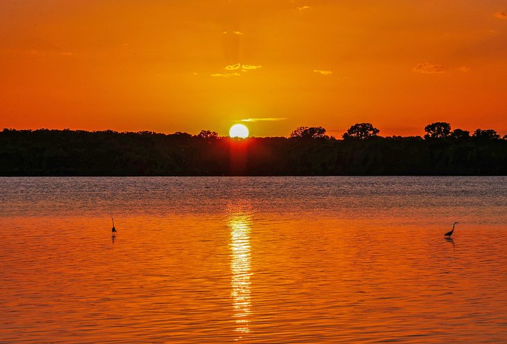 鹰山湖上的日落