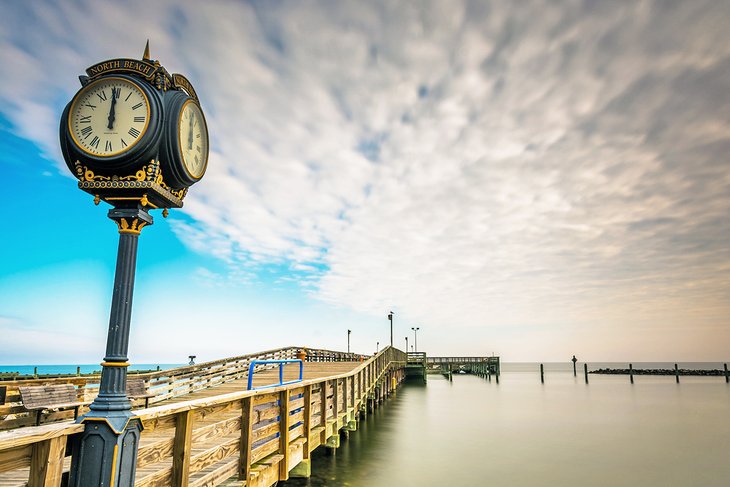 时钟在布朗尼的海滩的码头