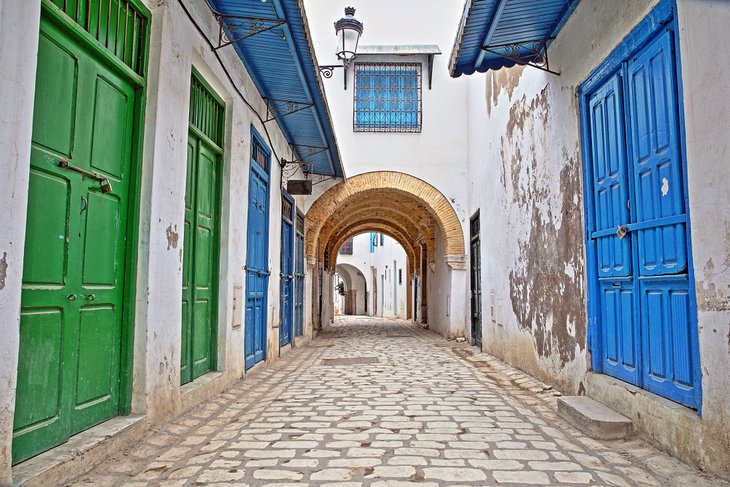 突尼斯麦地那的鹅卵石街道和五颜六色的门