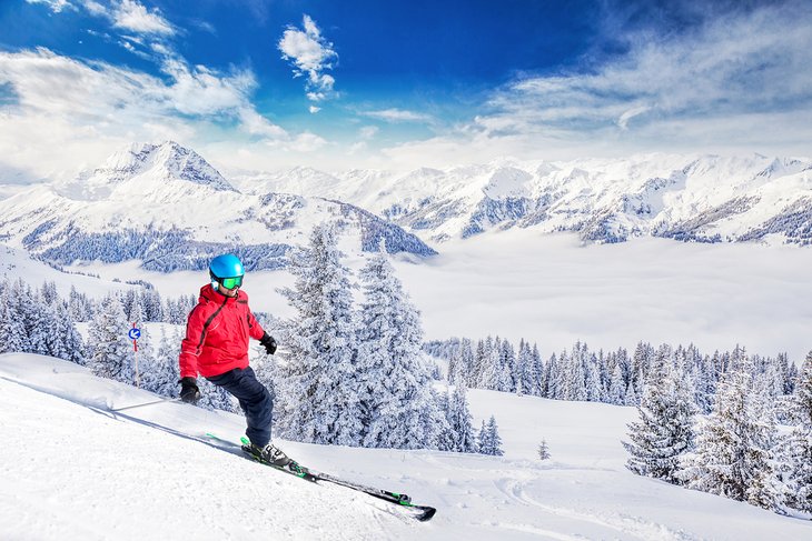 滑雪者在Kitzbühel享受新鲜的粉末
