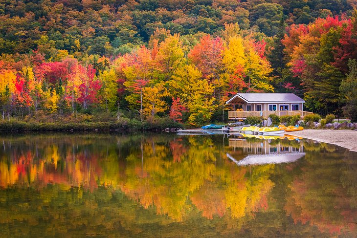 船屋和回声湖的秋色